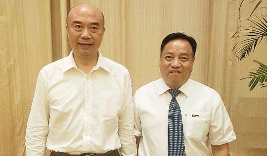 中共中央政治局委员、国务院副总经理胡春华和郑元豹亲切交谈。